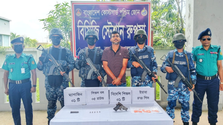 আবাসিক হোটেলে যৌথ অভিযান ,অস্ত্র ও ইয়াবাসহ আটক ১...