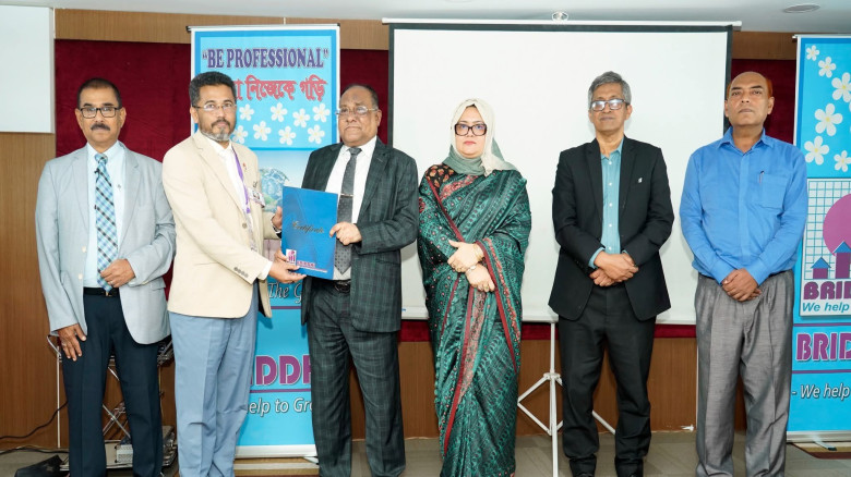 হামদর্দ বাংলাদেশের প্রশিক্ষণ কর্মশালায় সার্টিফিকেট প্রদান