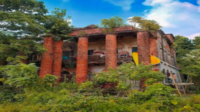 নড়াইলের লোহাগড়ায় কথিত জমিদার মণিবাবুর প্রাসাদ বাড়ি আজও অক্ষত