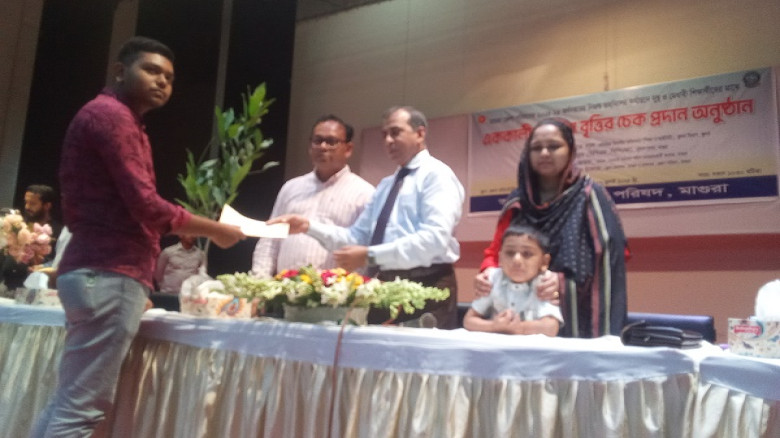 মাগুরায় জেলা পরিষদের এককালীন শিক্ষাবৃত্তির চেক বিত...