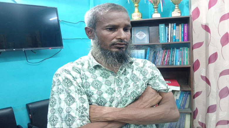 লালমনিরহাটে মাদক ব্যবসায়ীকে ধরে পুলিশের কাছে সোপর্...