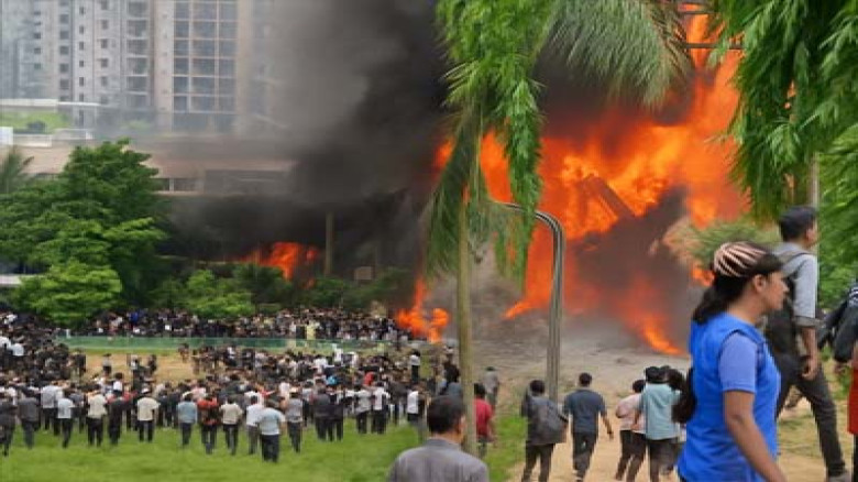 উত্তরার মাইলস্টোন ক্যাম্পাসে বিধ্বস্ত প্রশিক্ষণ বিমান