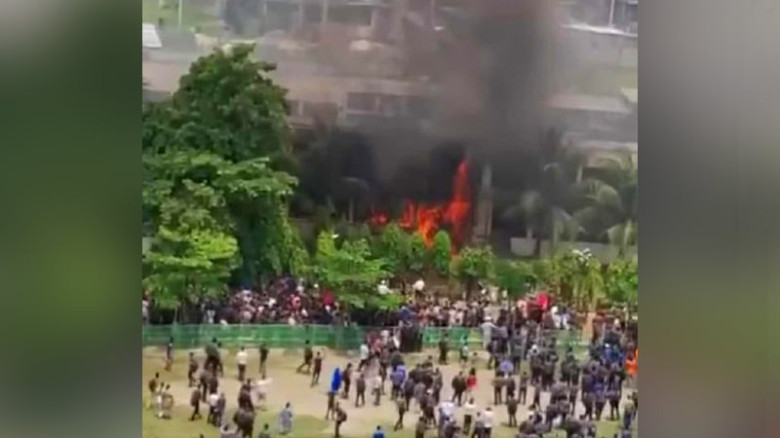 উত্তরায় বিমান দুর্ঘটনায় নিহতদের স্মরণে মুক্তগণ মাধ্যম মঞ্চের শোক