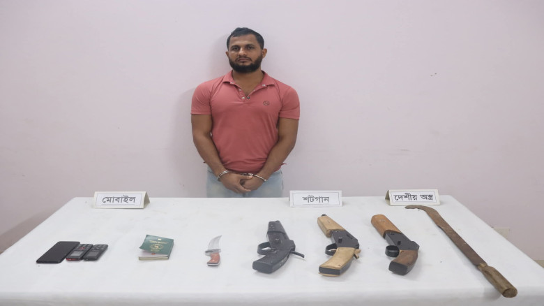 কুমিল্লা নগরীতে যৌথ বাহিনীর অভিযানে অস্ত্রসহ ২জন আটক