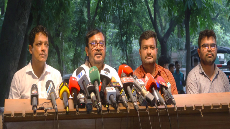 “সংস্কার ও নির্বাচন নিয়ে জনগণের সংশয়ের বিষয়টি প্রধান উপদেষ্টাকে জানিয়েছি” — মজিবুর রহমান মঞ্জু