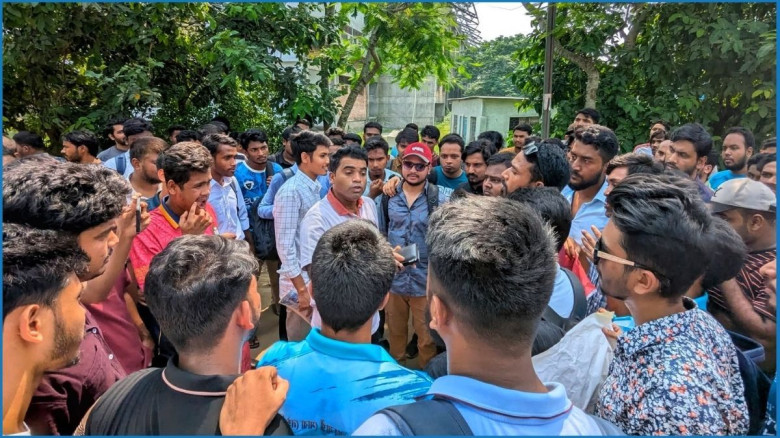 নজরুল বিশ্ববিদ্যালয়ে বাস সংকট ঘিরে পাঁচ দফা দাবিতে শিক্ষার্থীদের বিক্ষোভ