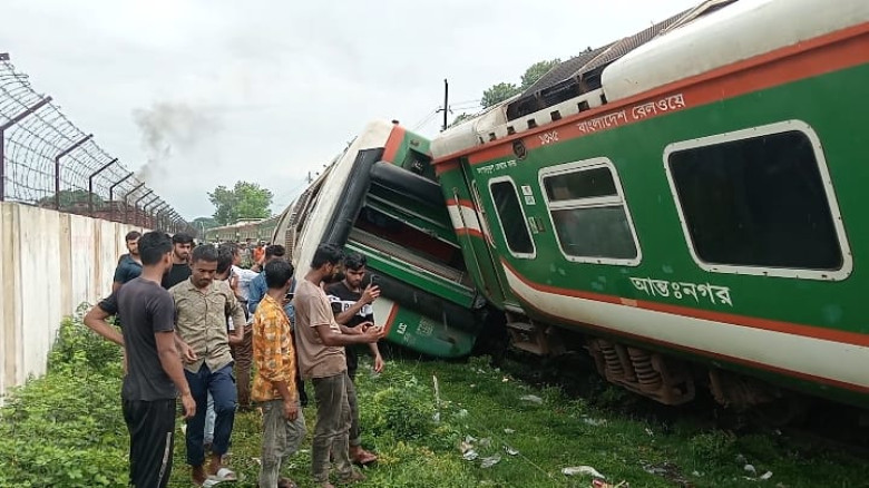 লালমনিরহাটে দুই ট্রেন মুখোমুখি সংঘর্ষ...