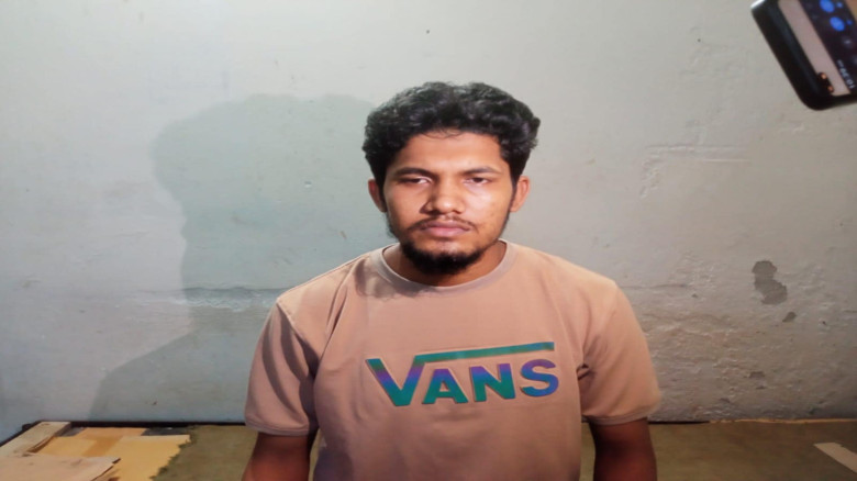 চবিতে ছদ্মবেশে হিজাব পরা বহিরাগত যুবক আটক: ডিভাইসে মেলে চাঞ্চল্যকর তথ্য