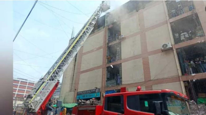 গুলিস্তানে সুন্দরবন স্কয়ার মার্কেটে আগুন, নিয়ন্ত্রণে ১১ ইউনিট