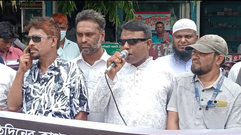 সাংবাদিক তুহিন হত্যার প্রতিবাদে লালমনিরহাটে মানববন...