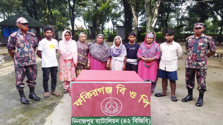 বিএসএফ কর্তৃক ৮ বাংলাদেশি পুশ ইন, বিজিবির হাতে আটক...