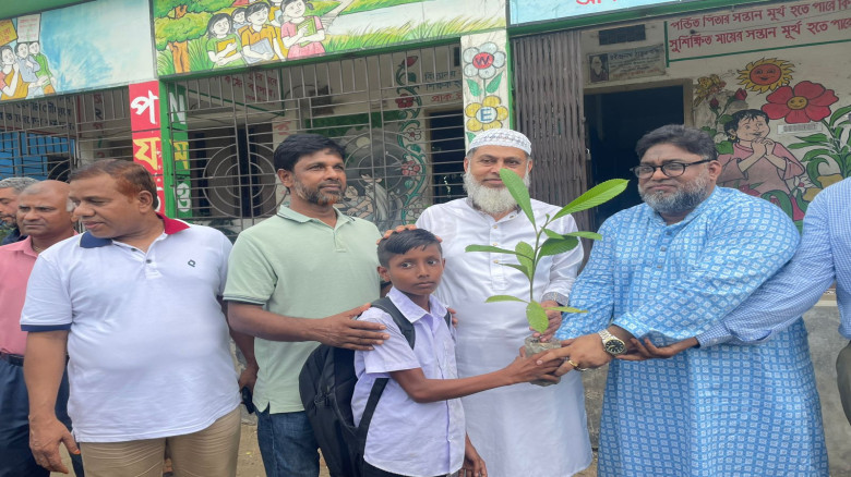 সোনারগাঁয়ে শিক্ষার্থীদের মাঝে শতাধিক চারাগাছ বিতরণ