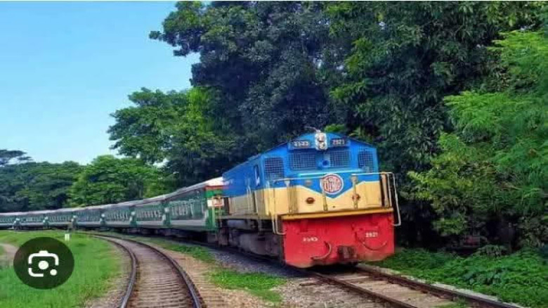 চলতে চলতে থেমে যাচ্ছে রেলের ইঞ্জিন