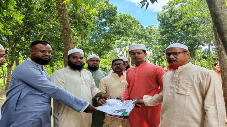 শেখেরবাথান দারুস সুন্নাহ দাখিল মাদ্রাসায় জার্সি বিতরণ 