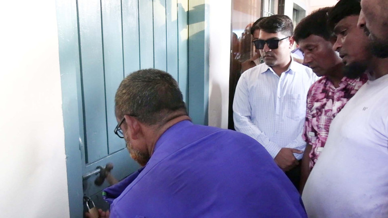 ঠাকুরগাঁওয়ে চেয়ারম্যানের কক্ষে তালা, ভাঙলেন ইউএনও...