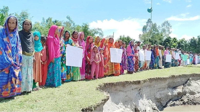 ধরলা নদীর ভাঙ্গন রোধে এলাকাবাসীর মানববন্ধন ...