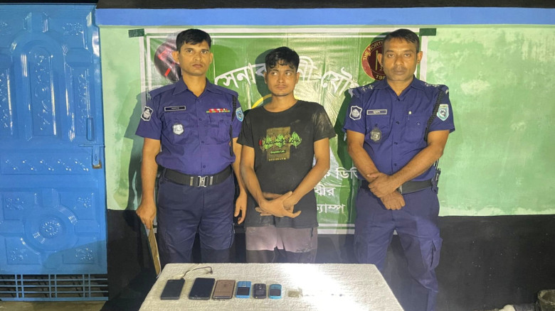 ঠাকুরগাঁওয়ে সেনাবাহিনী-যৌথ বাহিনীর অভিযানে মাদক ব্যবসায়ী গ্রেফতার