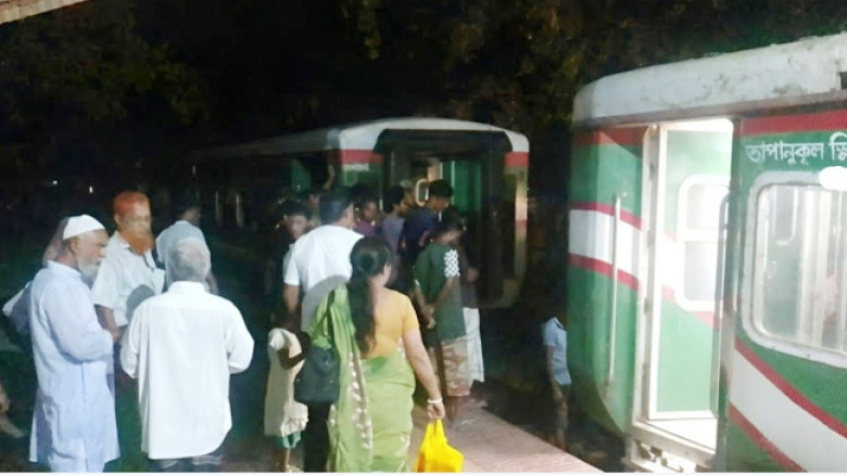 চলন্ত ট্রেনে কোচ বিছিন্ন, ঘুম ভাংছেনা রেল কতৃপক্ষে...