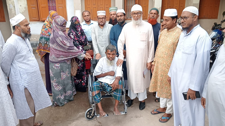 সাতক্ষীরায় শ্রমিক কল্যাণ ফেডারেশনের উদ্যোগে হুইলচেয়ার বিতরণ