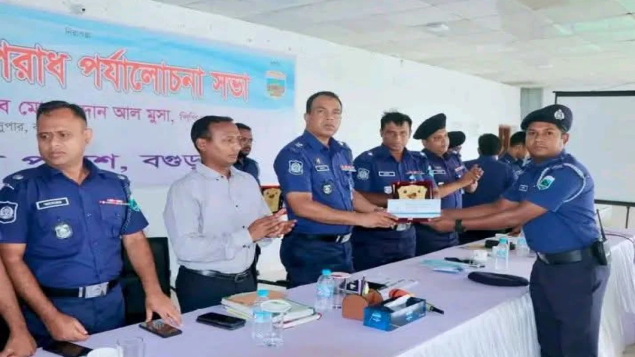 বগুড়া জেলা পুলিশের মাসিক অপরাধ পর্যালোচনা সভা অনুষ...