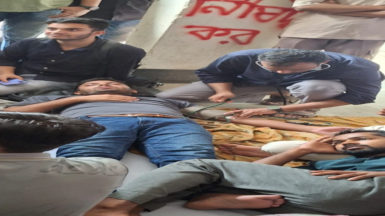 টানা ৩০ ঘণ্টা অনশনে জবি শিক্ষার্থীরা