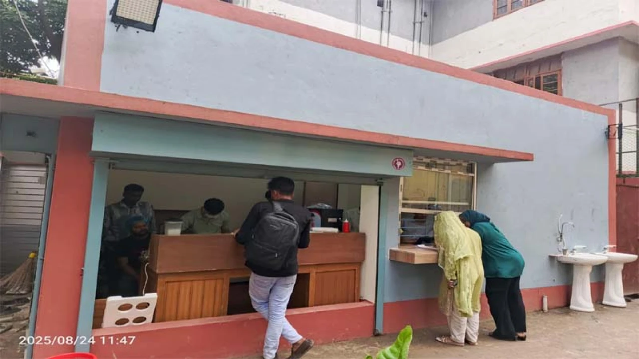 ১৩ লক্ষ টাকায়ও অসম্পূর্ণ জবির টিনশেড ফুডকোর্ট, নতুন বাজেটের দাবি