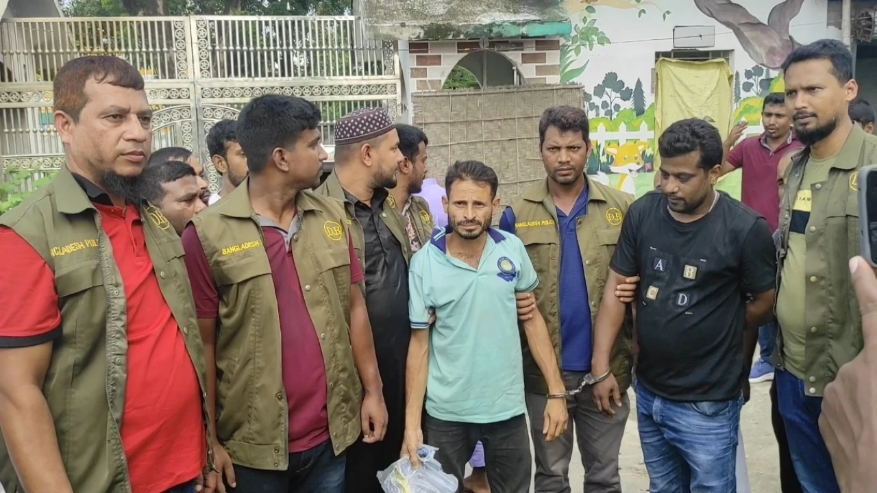 ঠাকুরগাঁওয়ে ফিল্মি স্টাইলে অভিযান, ৭০০ পিস ইয়াবাসহ...