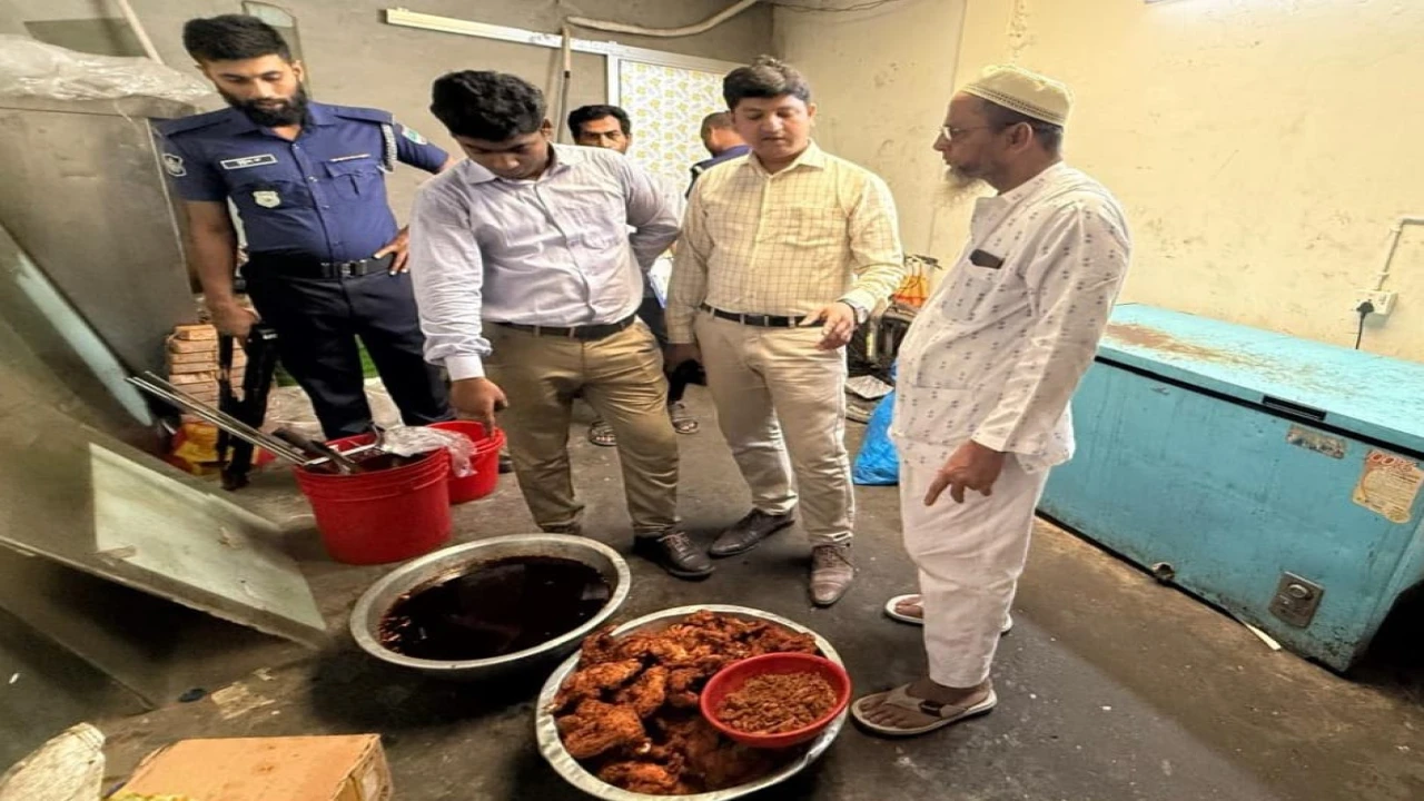 মাগুরায় ভোক্তা অধিকারের অভিযান, হোটেল মালিককে ৫০ হ...