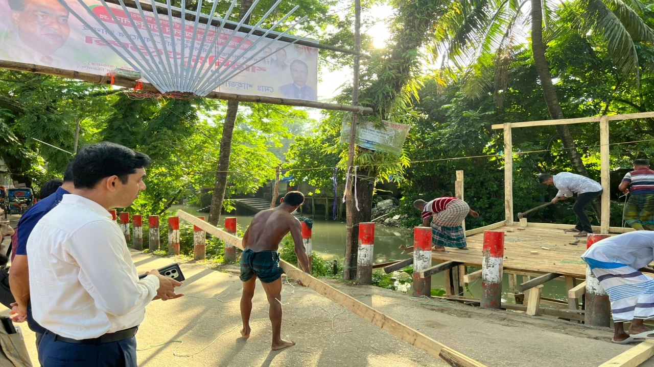 বাউফলে সরকারি জায়গা থেকে স্থাপনা উচ্ছেদ...