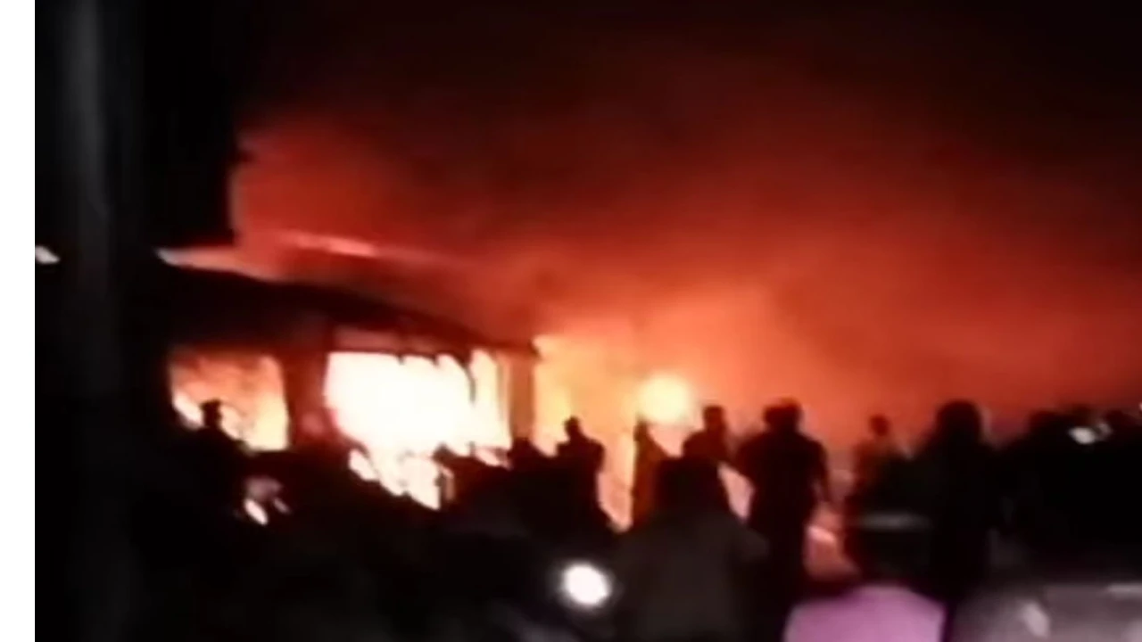 পটুয়াখালী বাউফলের কালাইয়া বন্দরে অগ্নিকাণ্ড ...