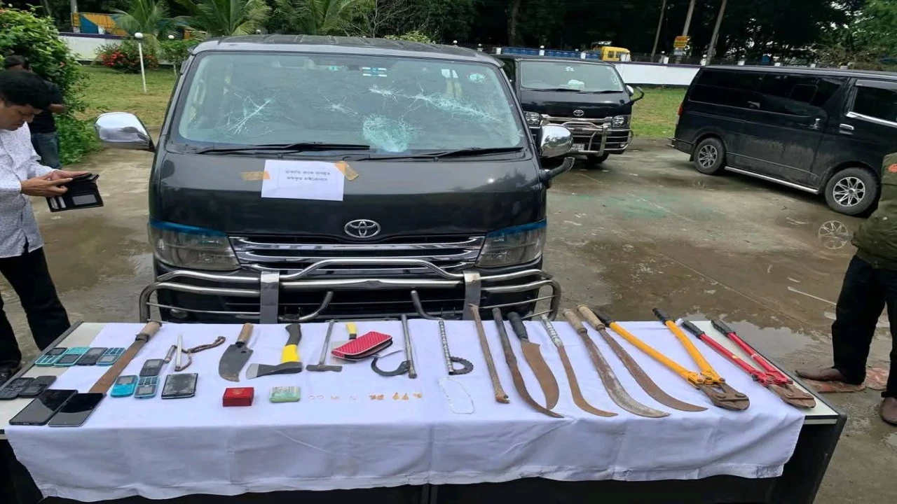 কুমিল্লায় আন্তঃজেলা কুখ্যাত ডাকাত দুলালসহ ১৩ জন সহ...