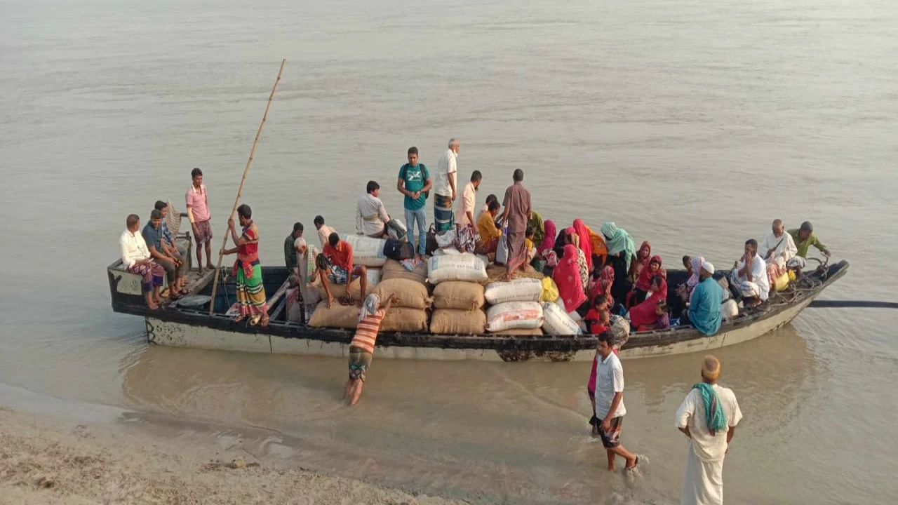 হাজার হাজার পানিবন্দি মানুষ জিম্মি পদ্মার খেয়াঘাট ...