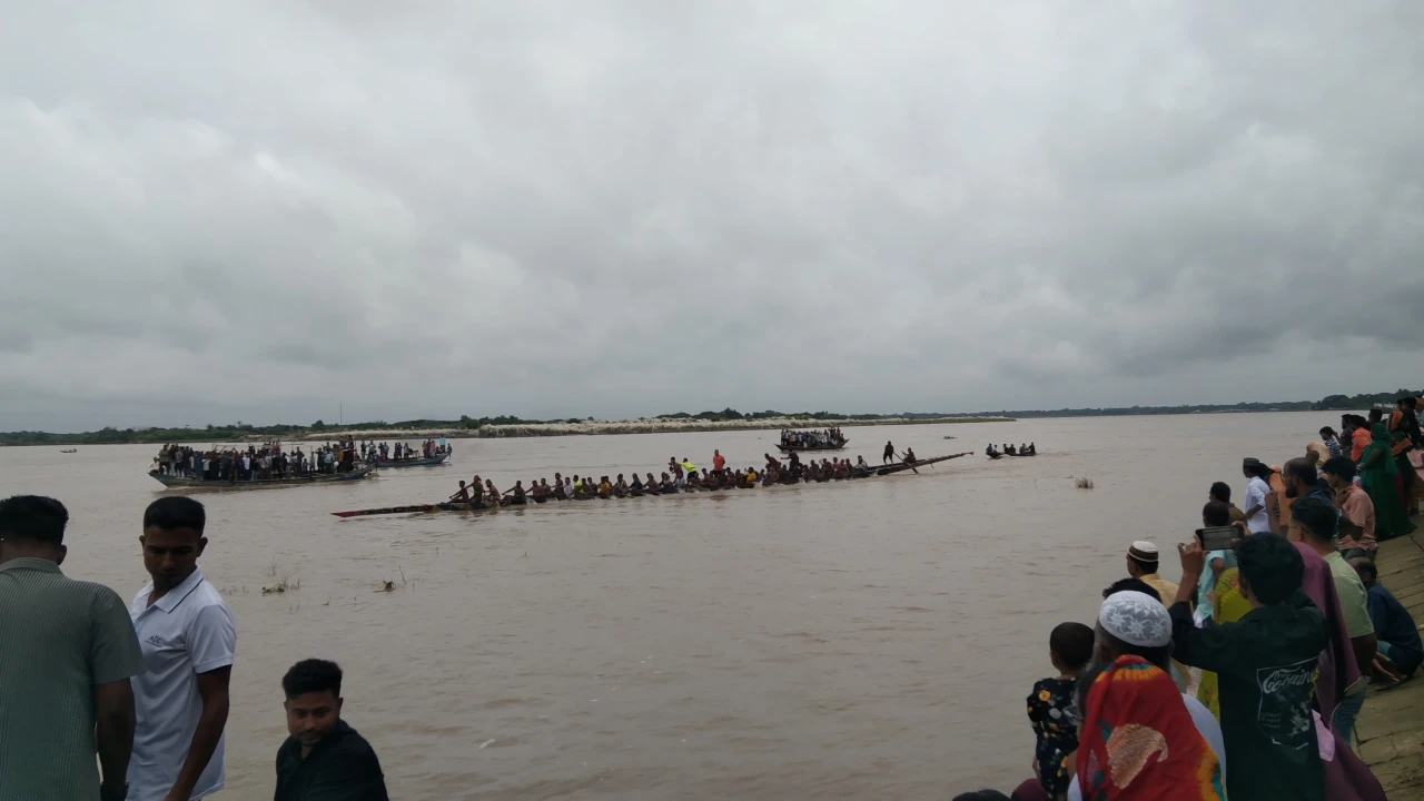 নড়াইলে অনুষ্ঠিত হলো ঐতিহ্যবাহী নৌকা বাইচ প্রতিযোগি...