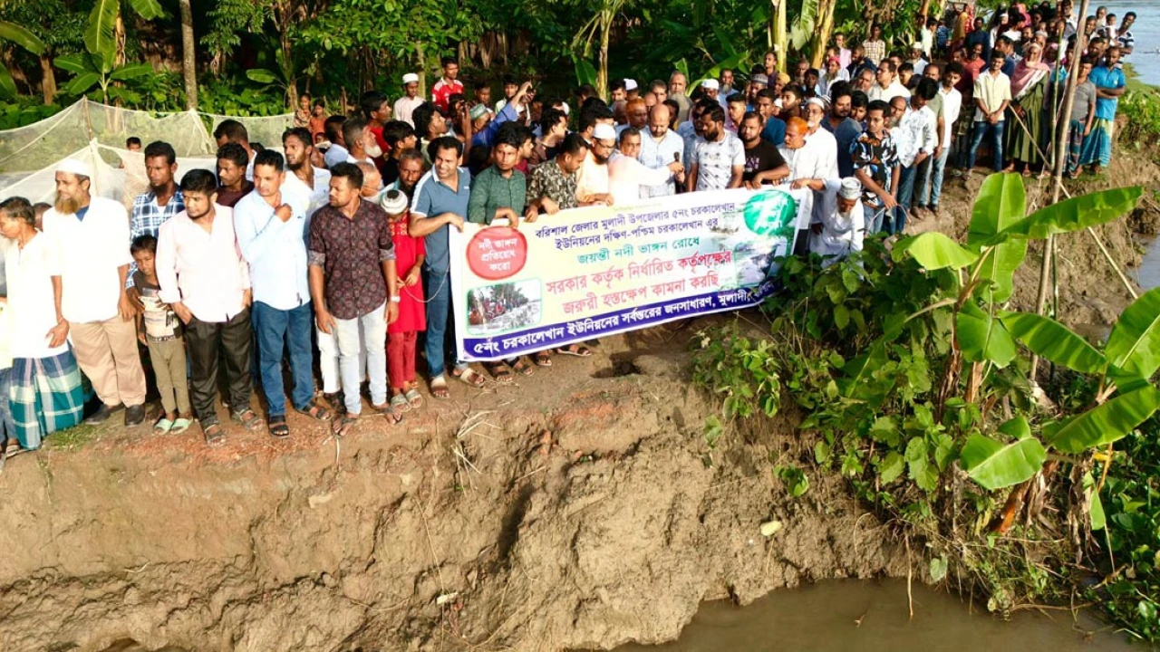 বরিশাল বাবুগঞ্জ ও মুলাদী পৌরসভায় ক্ষতিগ্রস্ত নদী ভাঙন এলাকা পরিদর্শনে এবি পার্টি ব‍্যারিষ্টার ফুয়াদ 