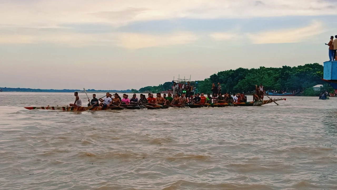 মাগুরার মহম্মদপুরে হয়ে গেল শত বছরের ঐতিহ্যবাহি নৌক...