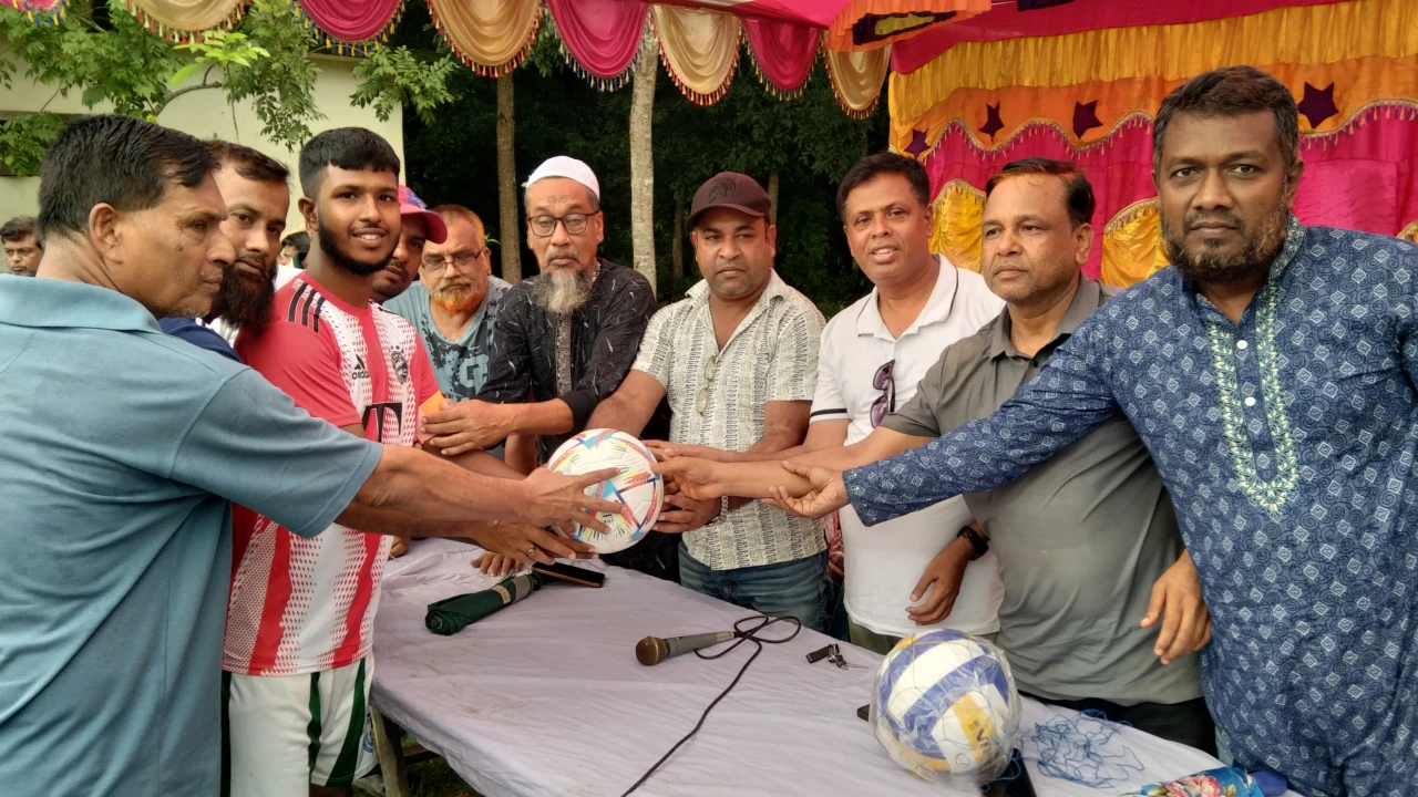 নড়াইলে ৮ দলীয় নকআউট ফুটবল টুর্নামেন্টের উদ্ধোধন ...