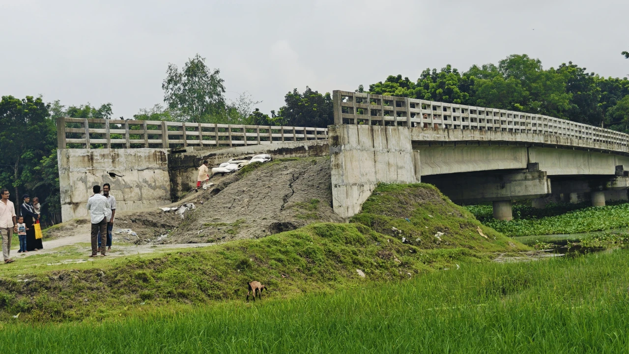 ফুলপুরে ব্রিজ আছে, সংযোগ সড়ক নাই