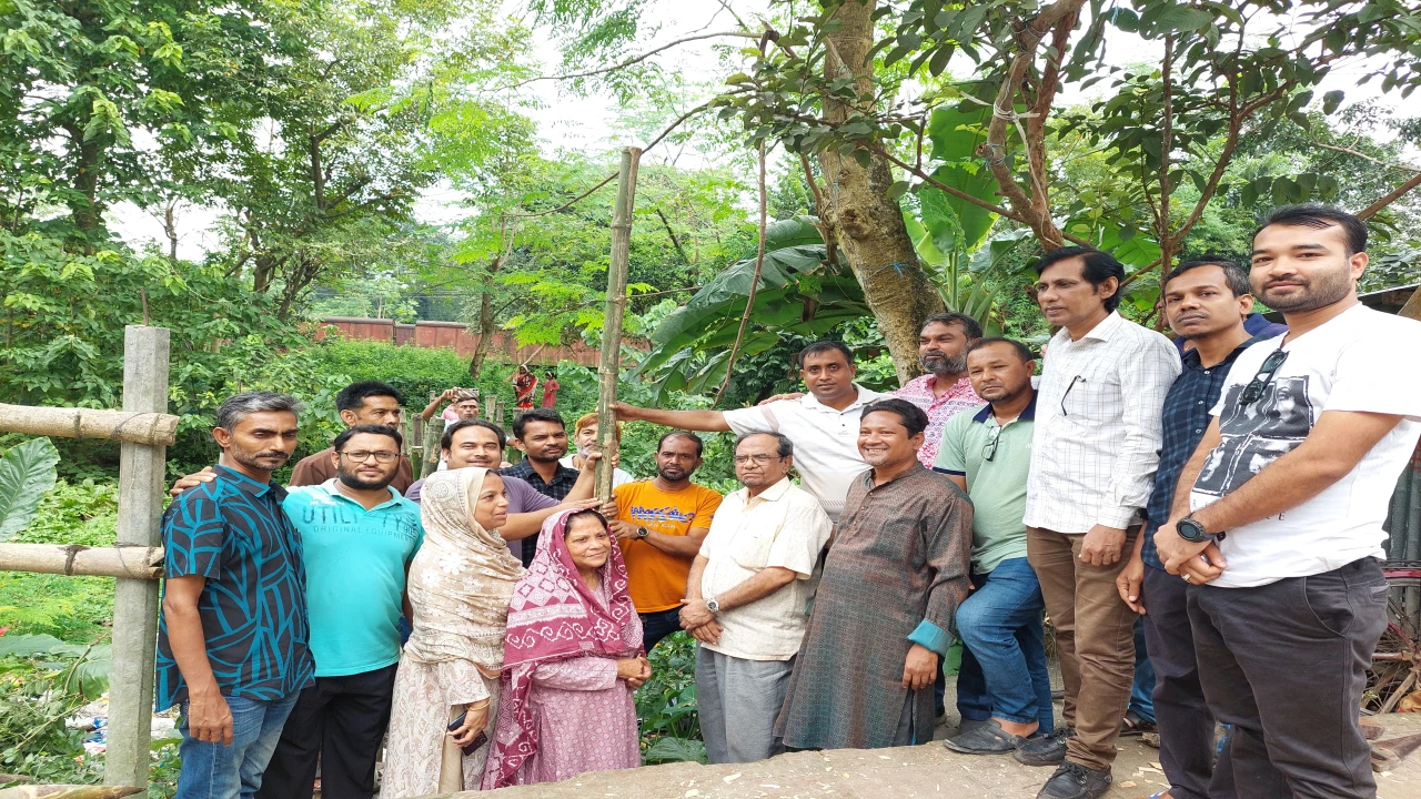 বেড়াডাঙ্গায় ভেঙ্গে পড়া বাঁশের সাঁকো বাঁশের সাঁকো প...