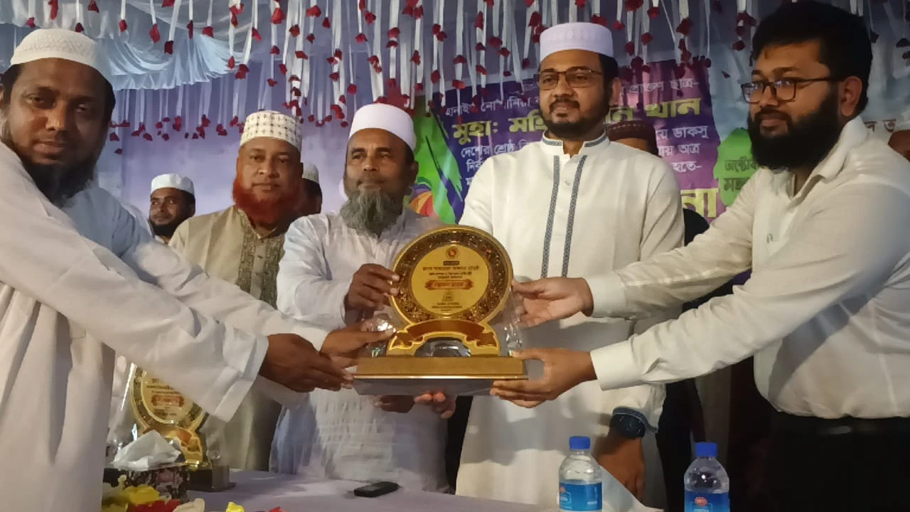 ডাকসু এজিএস মহিউদ্দীন খানকে হানাইল নোমানিয়া কামিল ...