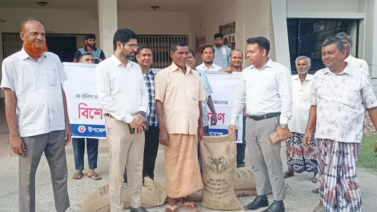 শিবগঞ্জ পৌরসভা জেলেদের মাঝে ভিজিএফ চাল বিতরণ