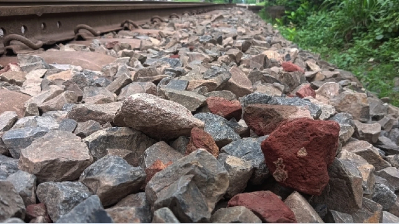 পশ্চিম রেলের রাজশাহী-আব্দুলপুর রেললাইনে দেয়া হচ্ছে...