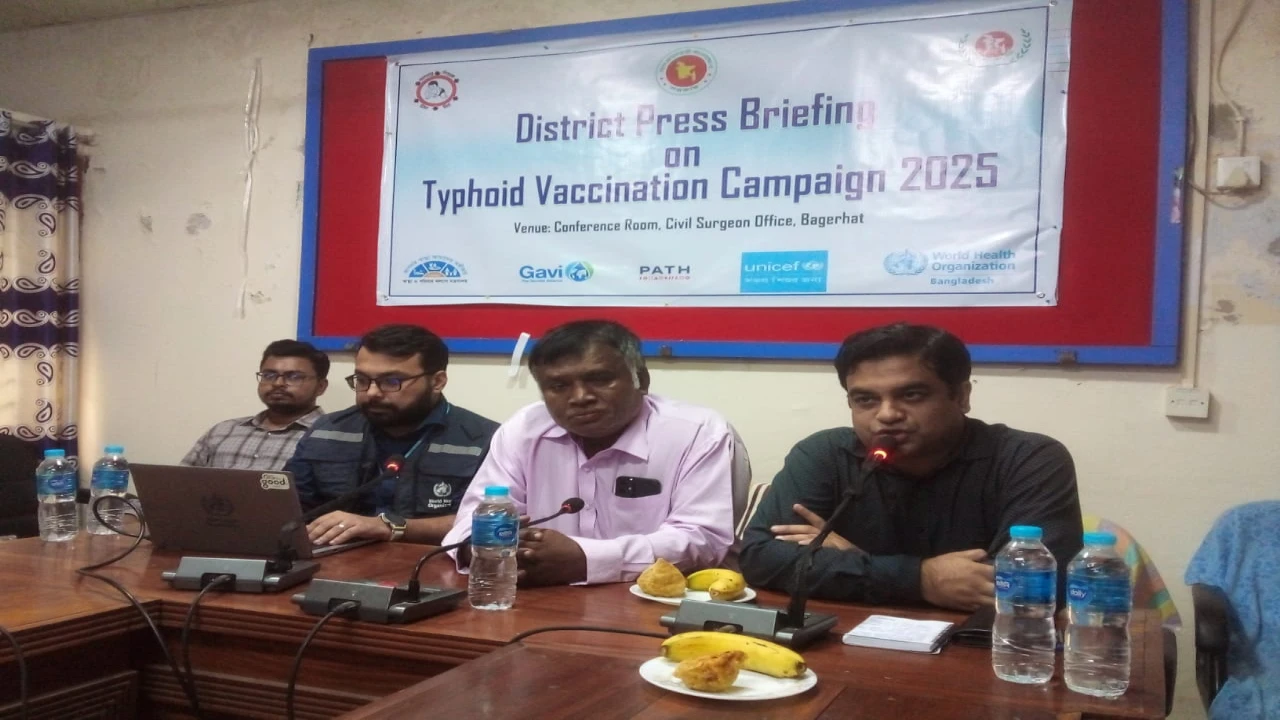 চার লক্ষাধিক শিশুকে বিনামূল্যে টাইফয়েডের টিকা প্রদ...