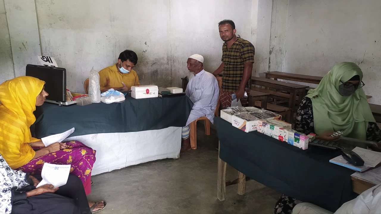 জিনিয়াস আইডিয়াল স্কুল এন্ড কলেজে চক্ষু সেবা প্রদান 