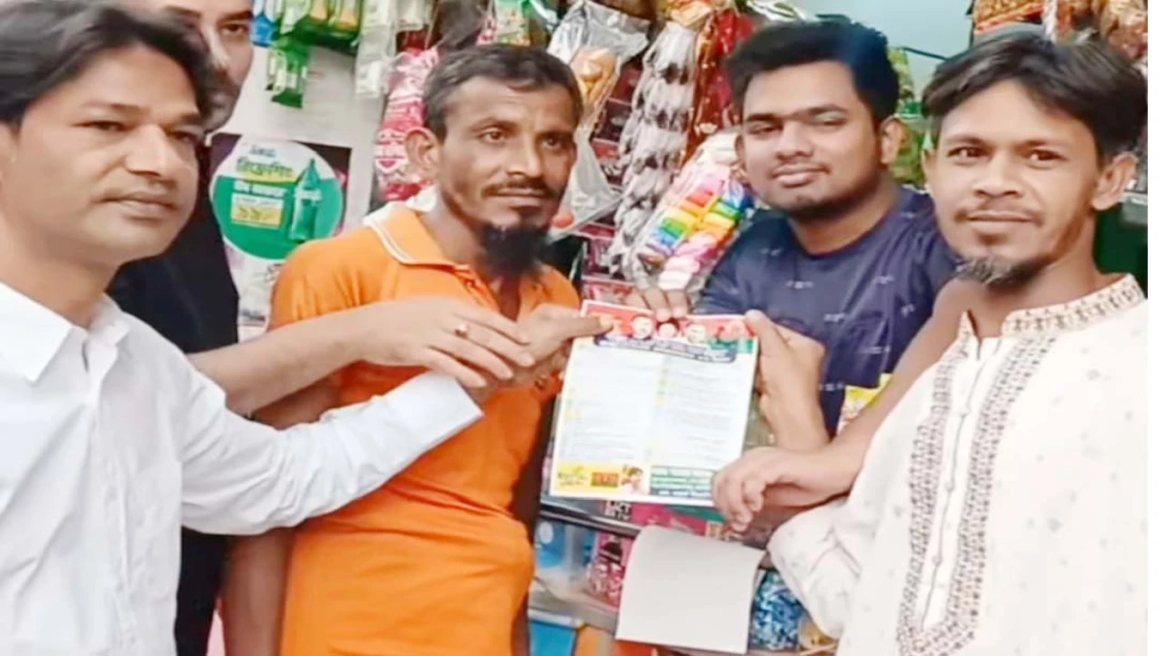 বগুড়ায় বিএনপির ৩১ দফা লিফলেট বিতরণে কাউন্সিলর পদপ্রার্থী লিটন