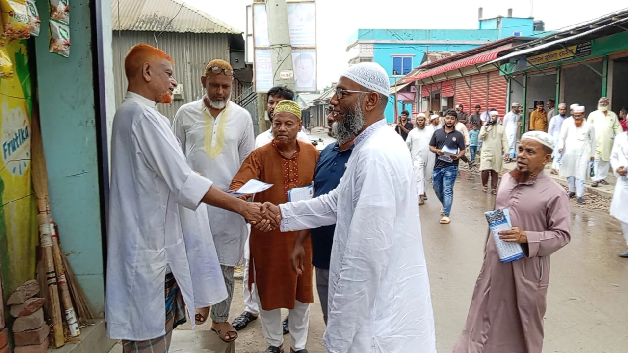 সোনারগাঁয়ে বৃষ্টিতে ভিজে গণসংযোগ করছেন ড. ইকবাল 