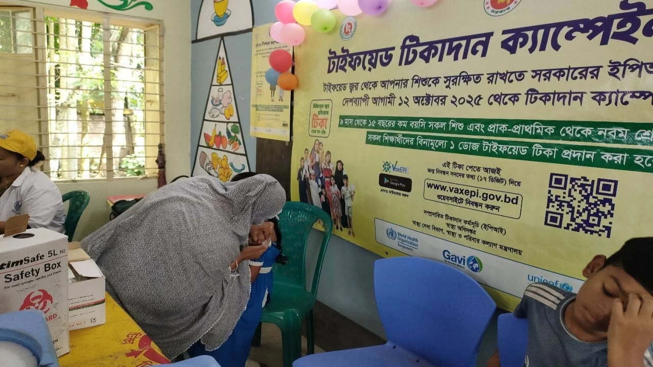 কালিয়ায় মাসব্যাপী টাইফয়েড প্রতিরোধে টিকাদান ক্যাম...