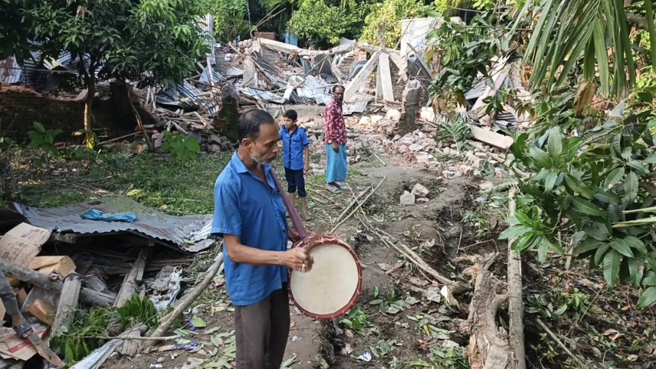 ৪৩ বছর পর ঢাক-ঢোল পিটিয়ে প্রকৃত মালিকদের জমির দখল বুঝিয়ে দিল আদালত