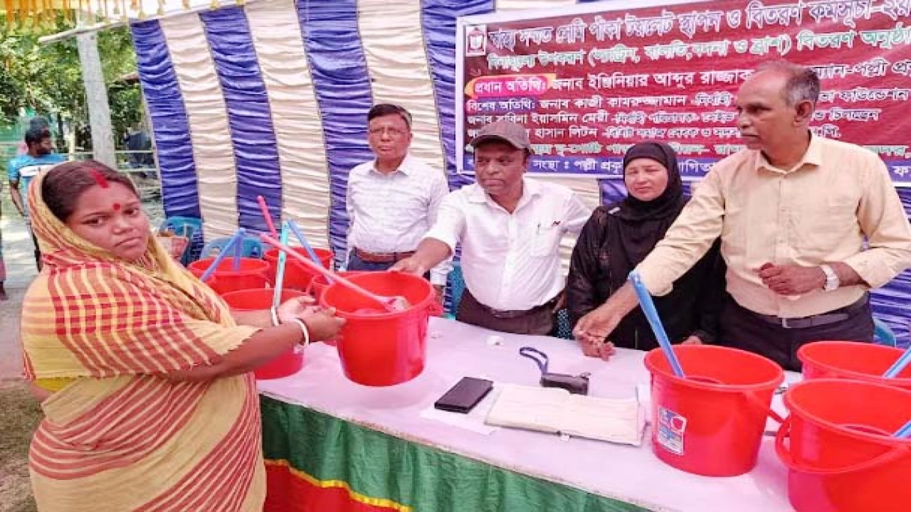 মাগুরায় স্বাস্থ্য সম্মত পাঁকা টয়লেট ও বিনামূল্যে উ...