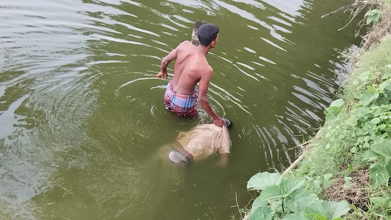 বাগেরহাটের পচা দীঘি থেকে এক রাজমিস্ত্রির লাশ উদ্ধার