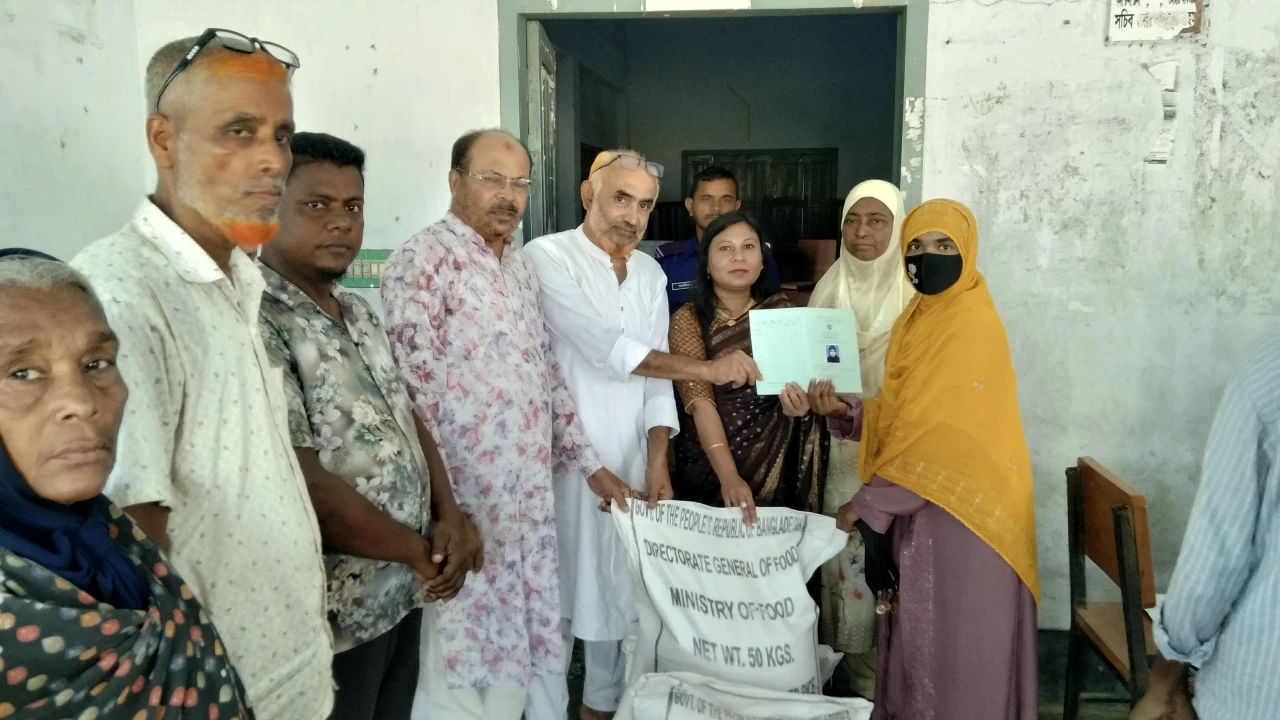 নড়াইলে কার্ডধারী দুস্থ নারীদের মধ্যে ভিজিডির চাল ব...